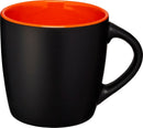 Koto keraaminen muki 340 ml (painatuksella) musta/oranssi - Avecor Oy - Liikelahjat ja markkinointituotteet yrityksille